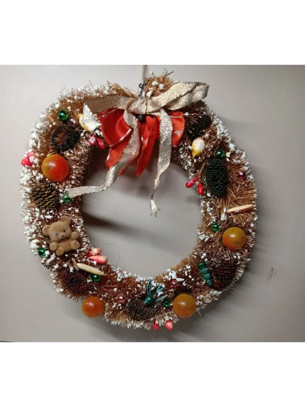 VTG Bottlebrush Flocked Wreath Old Sun Bleached with Fussy Bear Pinecones 7.5
